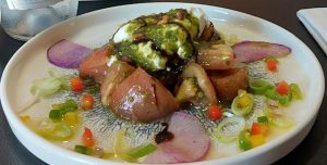 Stracciatella au pesto et tomates anciennes au restaurant Como en Casa à Canet, financé par CREDITS ASSUR