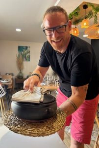 Marc au service de ses clients au restaurant Como en Casa à Canet, financé par CREDITS ASSUR