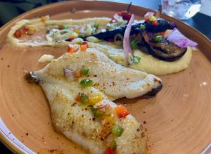 Dorade parfaitement cuite au restaurant Como en Casa à Canet, financé par CREDITS ASSUR
