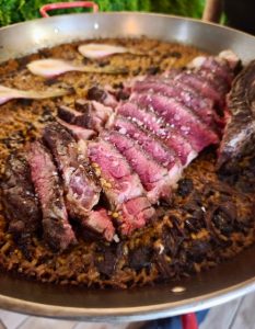 Riz avec côtes de boeuf Simmental au restaurant Como en Casa à Canet, financé par CREDITS ASSUR