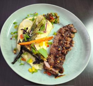 Viande grillée pluma ibérique et son écrasé de pomme de terres au restaurant Como en Casa à Canet, financé par CREDITS ASSUR