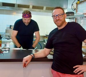 La team : Marc et Julien au restaurant Como en Casa à Canet, financé par CREDITS ASSUR