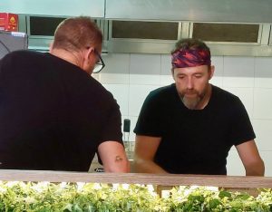 Julien en cuisine au restaurant Como en Casa à Canet, financé par CREDITS ASSUR
