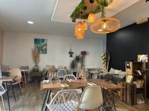 Intérieur de la salle du restaurant Como en Casa à Canet, financé par CREDITS ASSUR