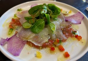 carpaccio dorade fraiches au restaurant Como en Casa à Canet, financé par CREDITS ASSUR